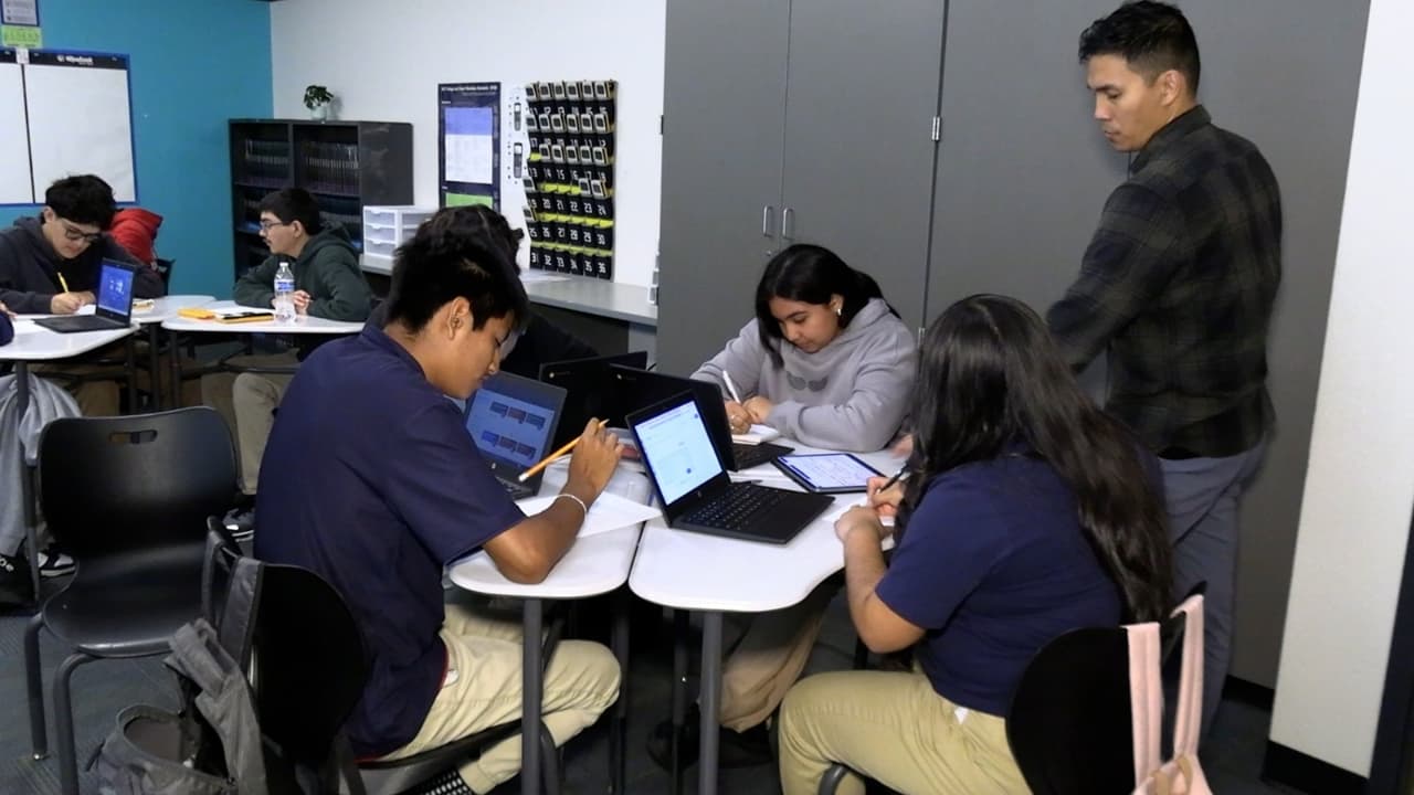 Jóvenes estudiantes en el Valle pueden obtener ganancias a través de un programa de negocios