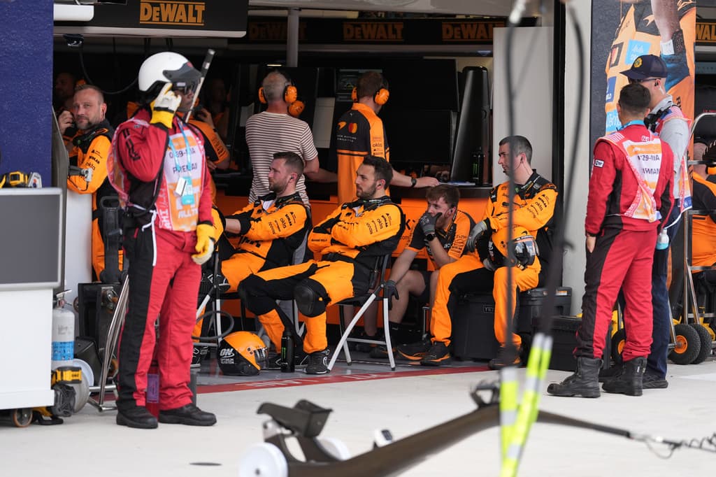Miembros del equipo McLaren observan durante una carrera sprint el sábado 2 de mayo