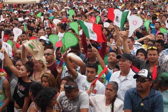Al ritmo de banda las hermanas Marisol y Vicky Terrazas con su agrupación “Horoscopos de Durango”, pusieron a bailar a más de 80 mil personas que asistieron al evento Fiestas Patrias en Plaza Fiesta.