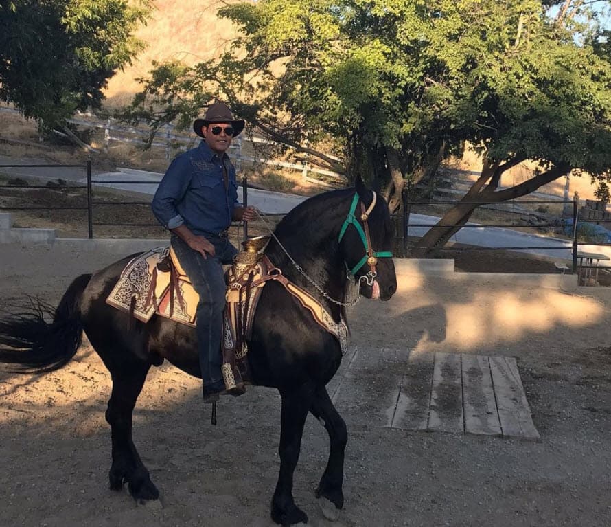 "Mi personaje es un alcalde, le quise dar una parte grotesca al personaje, no mucho, un poquito", platicó, "es un personaje que tiene por ahí unas cosas oscuras y entonces lo quise manejar de esta manera".