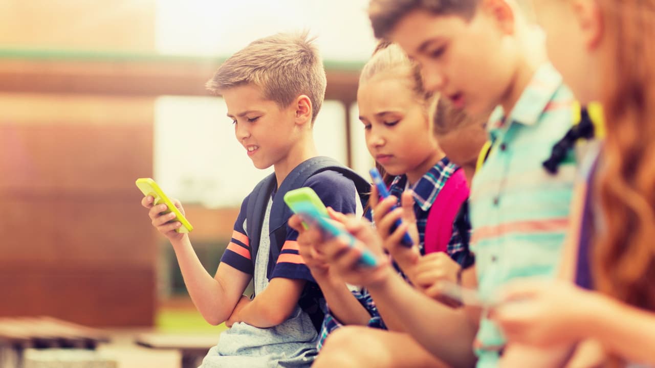 <h3 class="cms-H3-H3">¿Cómo afectará a tus hijos esta ley? Según las autoridades </h3>
<br>
<b>Más concentración en clase:</b> Con menos distracción por parte de los teléfonos, los estudiantes podrían mejorar su atención en clase, lo que beneficiaría su rendimiento académico. 
<br>
<b>Mejor salud mental:</b> El uso excesivo de redes sociales y dispositivos electrónicos está vinculado a la ansiedad y la baja autoestima en muchos adolescentes. Esta ley podría ayudar a reducir esa presión al limitar la exposición constante a las redes sociales durante el día escolar. 
<br>
<b>Menos conflictos:</b> En algunas escuelas, los dispositivos electrónicos se han convertido en una fuente de conflictos entre los estudiantes, ya sea por peleas por el uso o por el acceso a contenido inapropiado. Esta ley busca reducir esas situaciones.