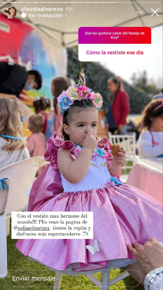 Kira lució un vestido de seda blanco y rosa adornado con flores en el pecho que combinaban con una corona de flores de los mismos colores.