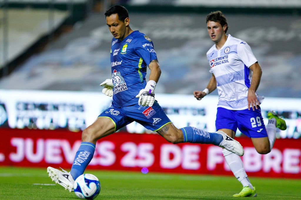 Brayan Angulo marcó a los 81’ el tanto que sentenció al actual campeón del futbol mexicano. León recibirá al Puebla y Cruz Azul hará lo propio con Mazatlán en la J9 del Guard1anes 2021.