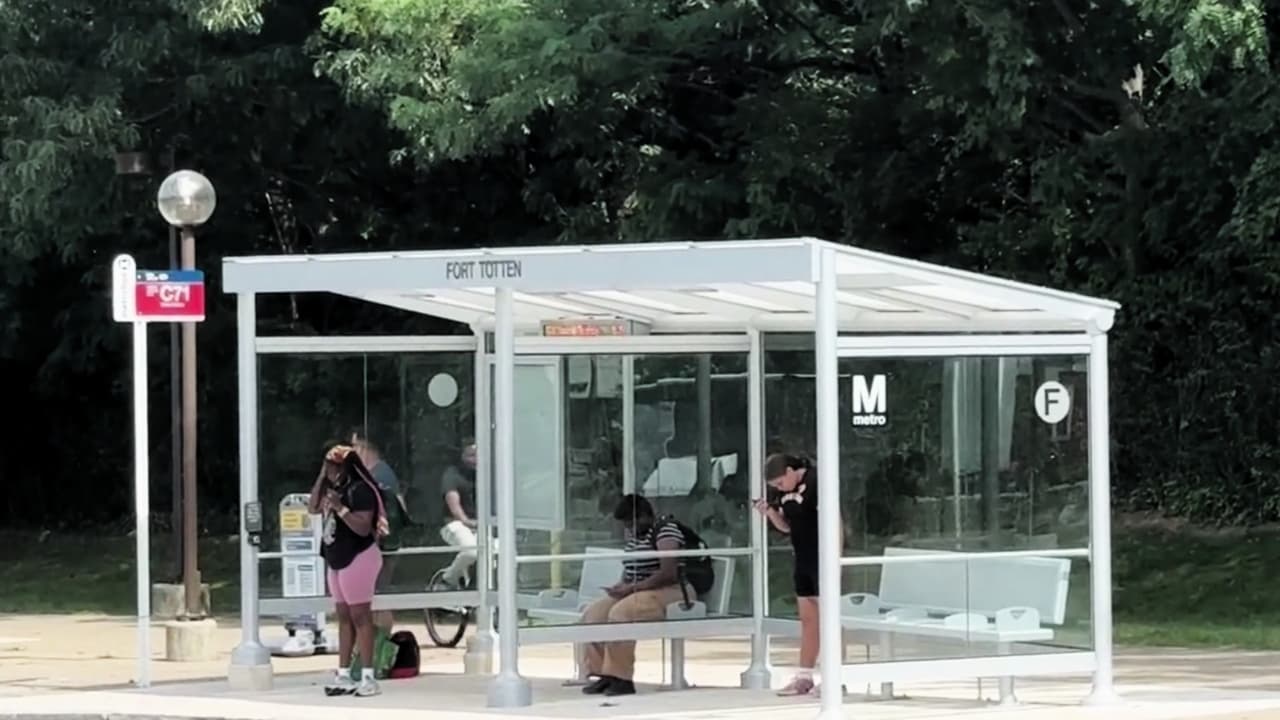 Usuarios enfrentan dificultades en el inicio de los cambios en el Metrobús de DC