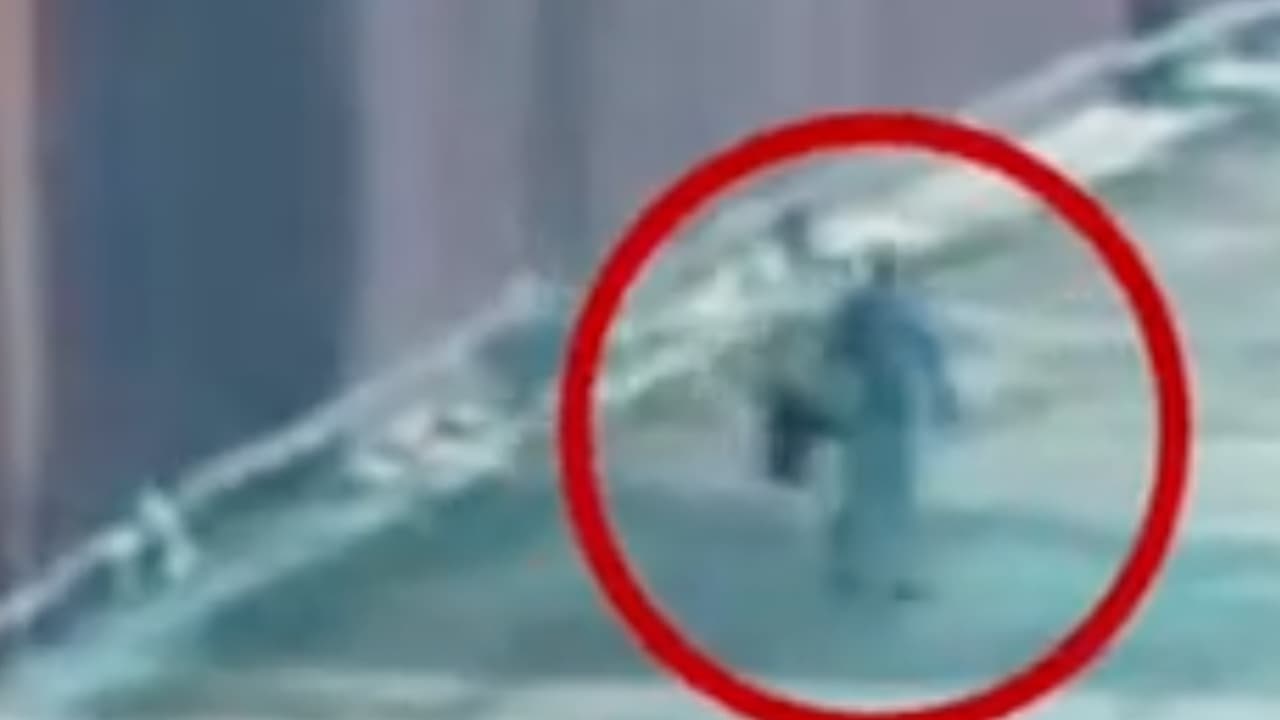 Lanzan una niña de 7 años de El Salvador por el muro fronterizo en Calexico. El incidente ocurrió aproximadamente a las 9:25 a.m este martes, los operadores del sistema de videovigilancia remota observaron a un individuo con un menor. La niña estaba aferrada a la espalda del hombre colgando de una cuerda en lo alto de la valla fronteriza, el muro en esa área mide 30 pies de altura. El contrabandista baja al menor a suelo estadounidense y los agentes esperaron a que la menor estuviera segura en el suelo antes de acercarse. Esta decisión se tomó por precaución, creyendo que el traficante podría entrar en pánico y la dejara caer.La niña se encuentra bajo custodia de la Patrulla Fronteriza.