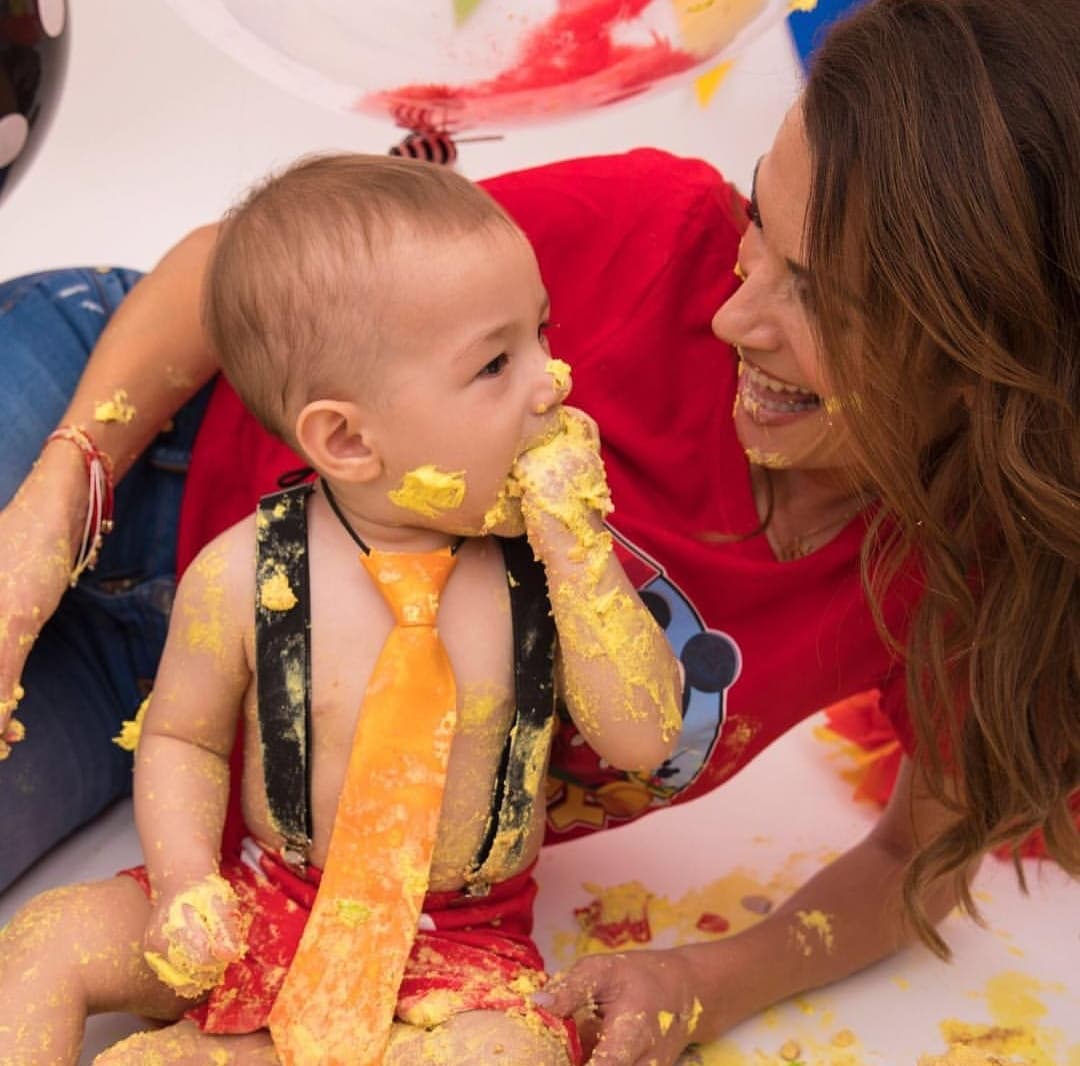 Cristy Bernal, esposa de Alan Tacher y madre de Liam, compartió las imágenes en redes sociales expresando que fue difícil elegir solo una foto de portada.
<br>