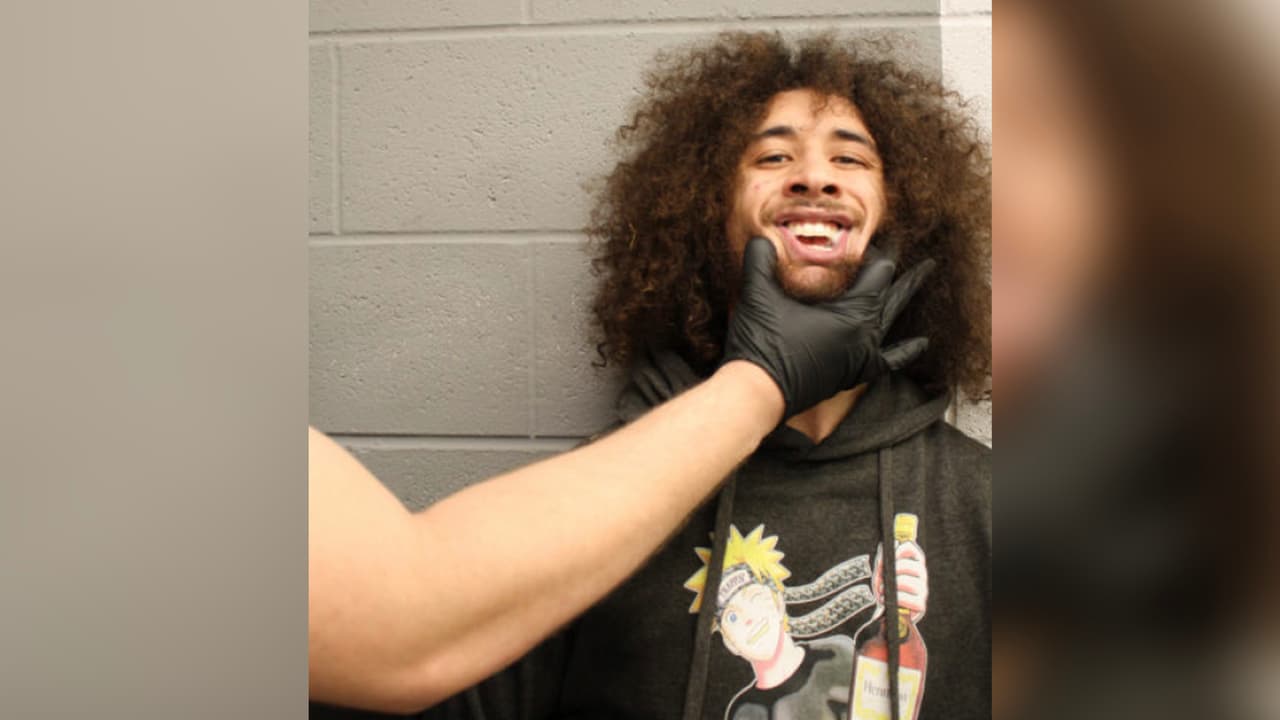 Kawika Crown, de 22 años, fue detenido cuando se escondía en la casa de un perro.