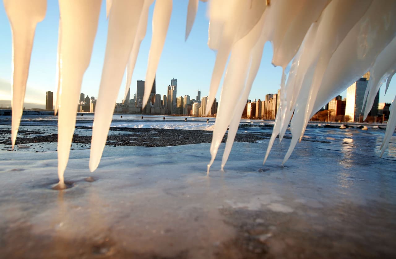El hielo se acumula a lo largo de la costa del 
<a href="https://www.univision.com/local/chicago-wgbo/la-historia-detras-del-crucifijo-gigante-sumergido-en-el-lago-michigan-fotos">lago Michigan </a>el 23 de diciembre de 2004 .