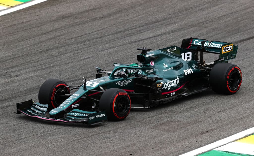 El mexicano Sergio Pérez se quedó en el cuarto sitio de la clasificación para el Sprint del Gran Premio de Brasil en el cual el británico Lewis Hamilton brilló y se quedó con la primera posición a pesar de la sanción que acarrea por modificaciones en el motor. Lewis Hamilton, perderá cinco puestos en parrilla, por cambiar la cámara de combustión del motor de su Mercedes, pero saldrá primero este sábado en la calificación sprint para el Gran Premio de Brasil.