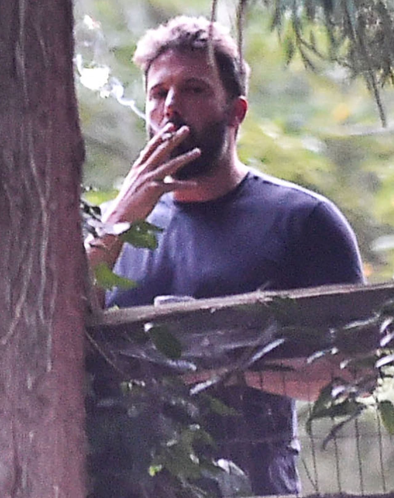 Ben le dedicó unas miraditas retadoras a los fotógrafos.