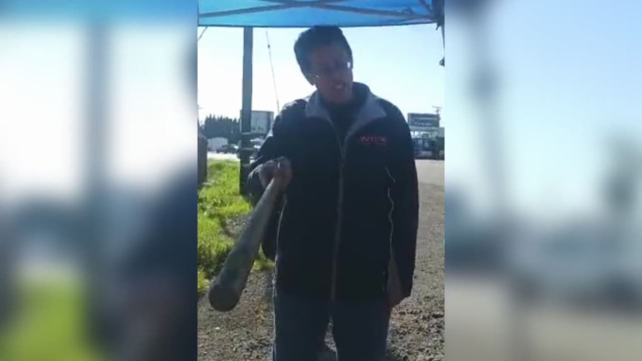 Un video del momento en que un vendedor ambulante fue atacado con un bate de beisbol fue difundido en TikTok por Erik López.
<br>