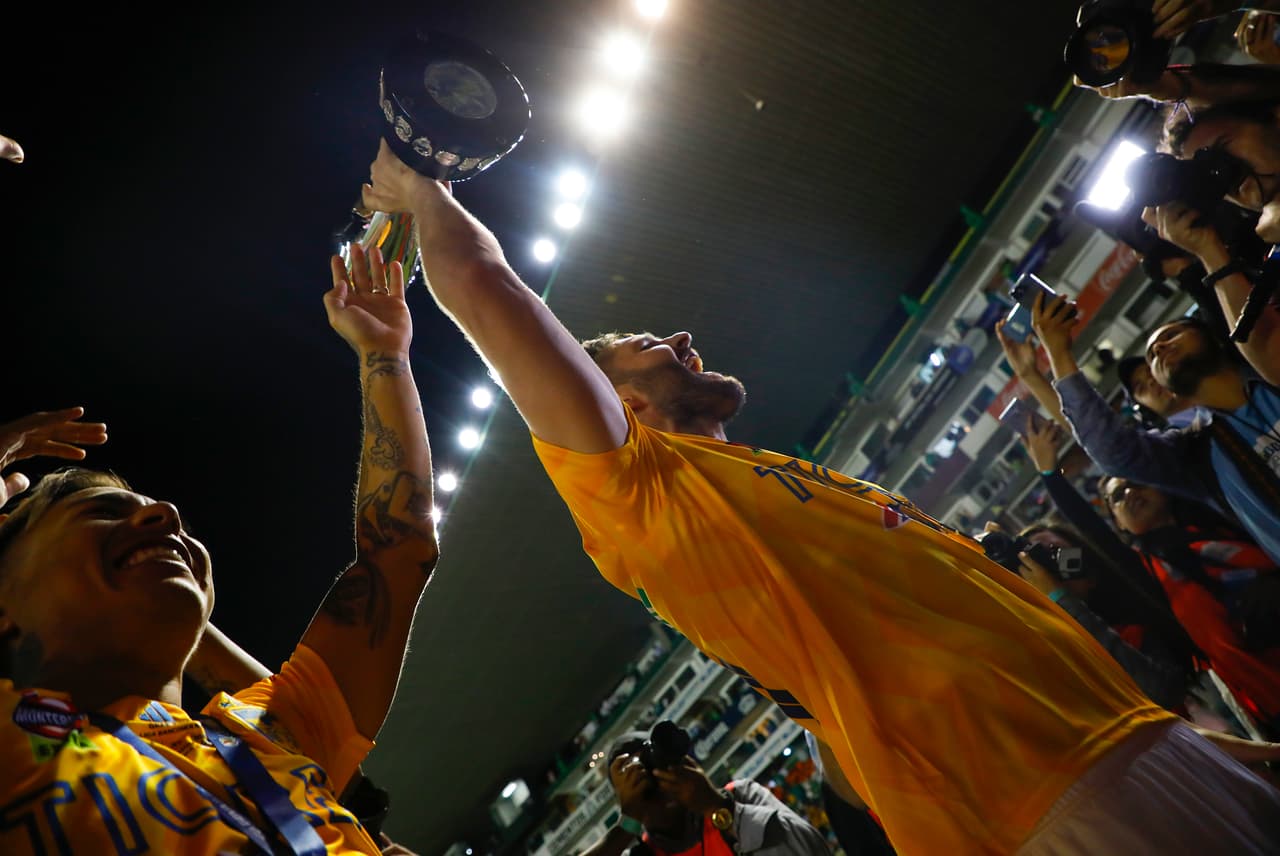 ¡Tigres se proclama Campeón del fútbol mexicano! Los felinos regiomontanos cosecharon su séptimo título de la Liga MX y se cuelan, aunque muchos se sigan negando a aceptarlo, entre los grandes del balompié azteca. Luego de superar en una Final de un solo gol a los Esmeraldas del León, así se dieron los festejos de los Tigres en patio ajeno, imágenes para el recuerdo y que hay que darse un tiempo para echarles un ojo, sobre todo la fiel afición de los felinos regios.