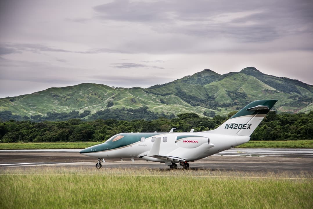 El HondaJet Elite ofrece una 
<b>autonomía de 1,437 millas naúticas (1,653 millas)</b>, convirtiendolo en el único avión en esta categoría con capacidad de recorrer esta distancia y extendiendo en 246 millas (17%) la capacidad del Honda Jet.