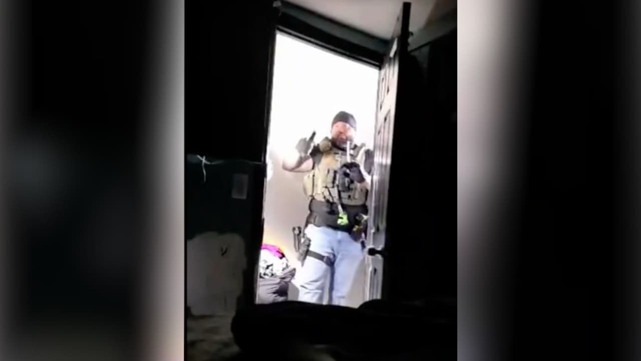 El momento en que agentes de ICE apuntan sus armas a una madre y a su bebé tras irrumpir en su casa