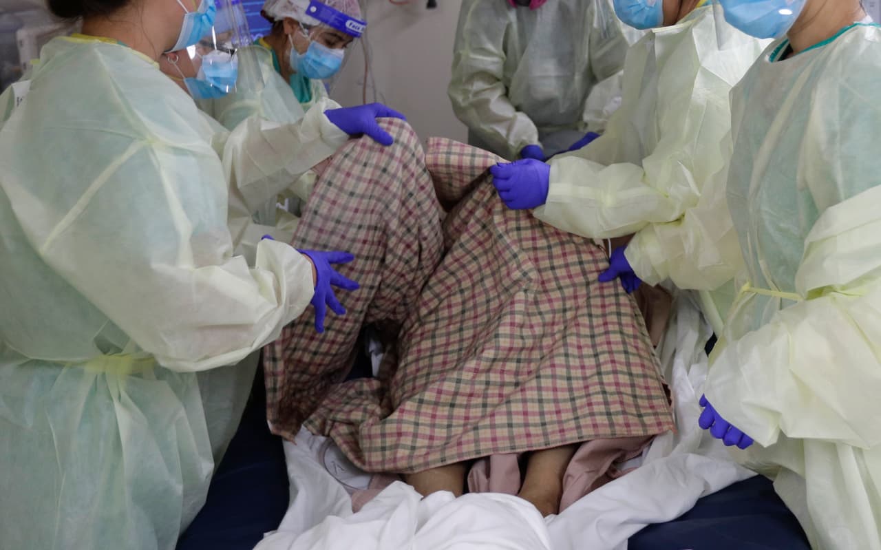 Personal médico trabajando con un paciente de covid-19 en el hospital DHR Health, en McAllen, Texas. En DHR Health, el hospital más grande de la frontera, casi la mitad de las camas están ocupadas por pacientes de coronavirus en dos unidades aisladas. Se está habilitando una tercera.