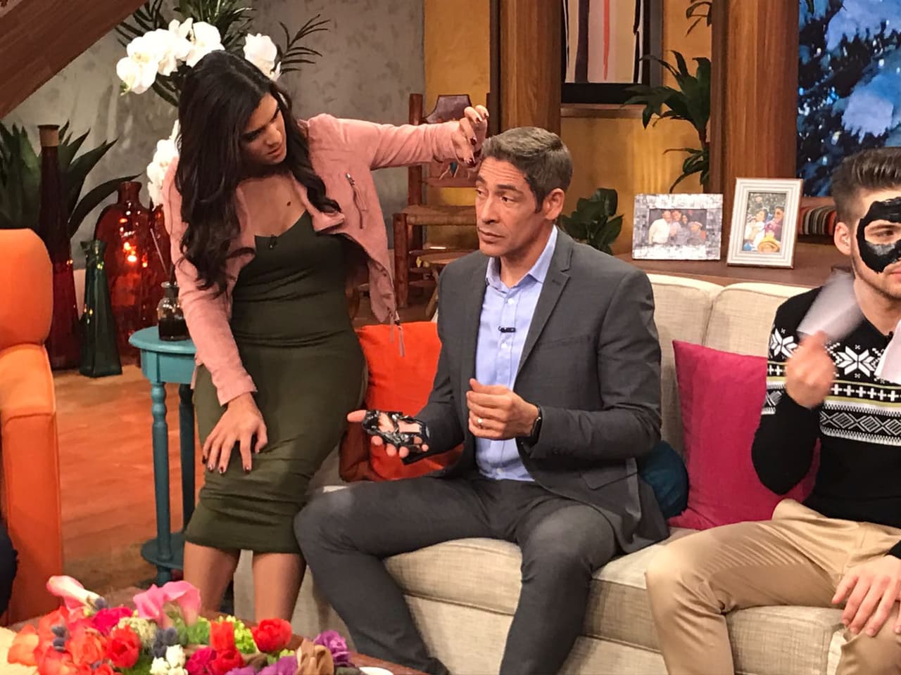 Francisca quería comprobar si las líneas de expresión de la frente de Johnny también habían desaparecido.