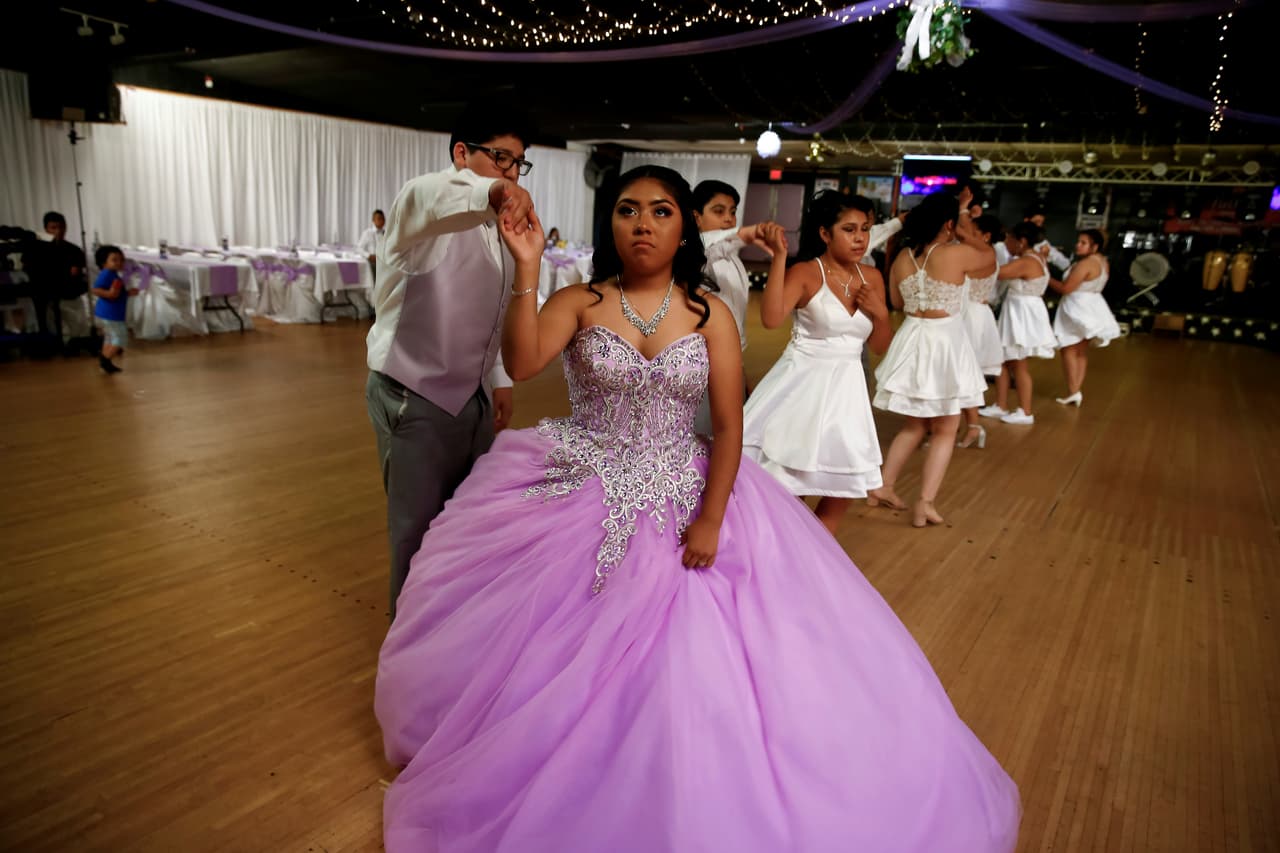 Quinceañera malhumorada durante su vals.