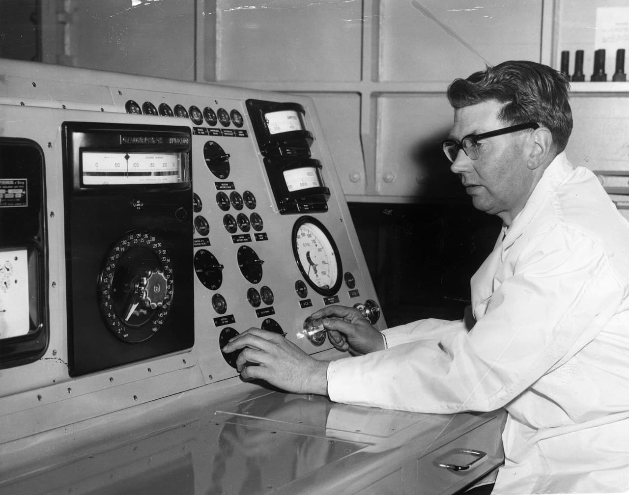 <b>¿Pero qué es un ataque acústico?</b>
<br>Existen ataques acústicos audibles, que son los que usan música o sonidos perceptibles por el oído humano para generar ciertos estados de ánimo. Por otro lado están los ataques inaudibles. Según le explicó a Univisión Noticias Toby Heys, director de 
<a href="http://www.art.mmu.ac.uk/profile/theys"><b>Centro de Investivacion sobre ‘Future Tecnology’ (tecnología del futuro) de la Universidad Metropolitana de Mancheste</b>r</a>, “desde la Segunda Guerra Mundial, se han llevado a cabo varias investigaciones en armas acústicas 'inaudibles', que pueden ser armas ultrasónicas (por encima de los 20kHz) e infrasónicas (por debajo de los 20Hz)".