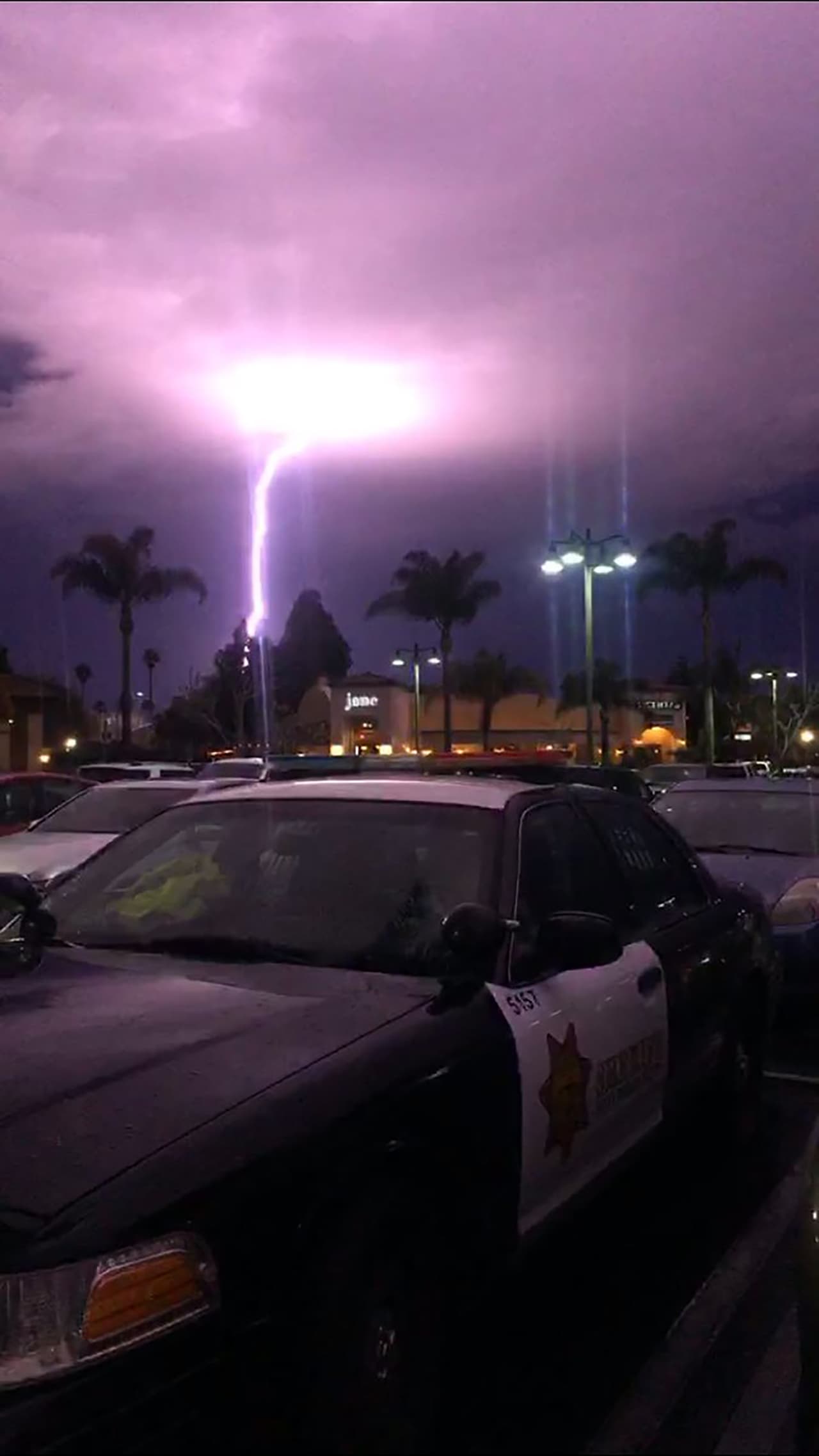 La Oficina del Sheriff del condado de Santa Bárbara ordenó la evacuación de 3.000 residentes de comunidades en laderas vulneradas por incendios, incluso partes de Montecito que hace más de un año fueron castigadas cuando las lluvias provocaron deslaves.