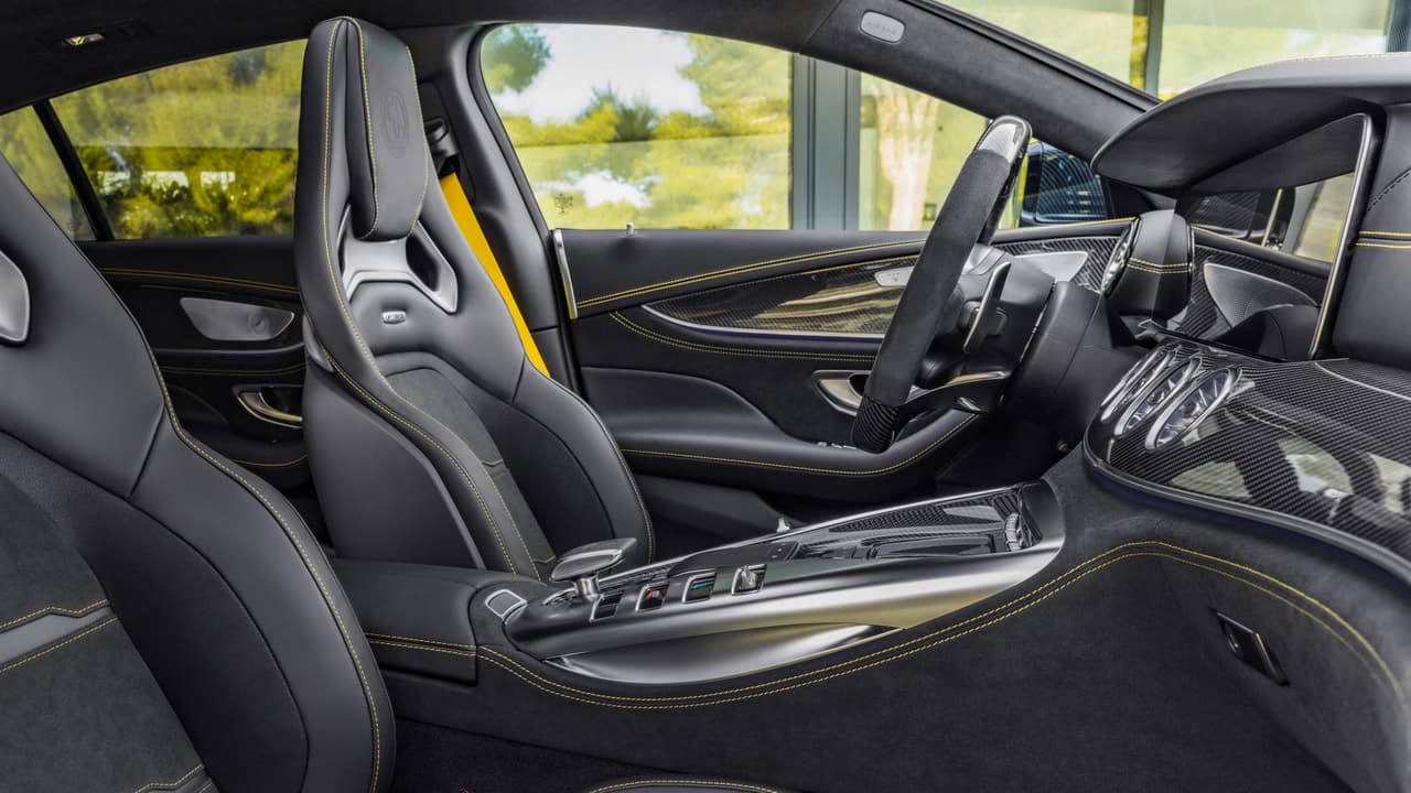 . . . o como un bólido de carreras de 4 puestos.