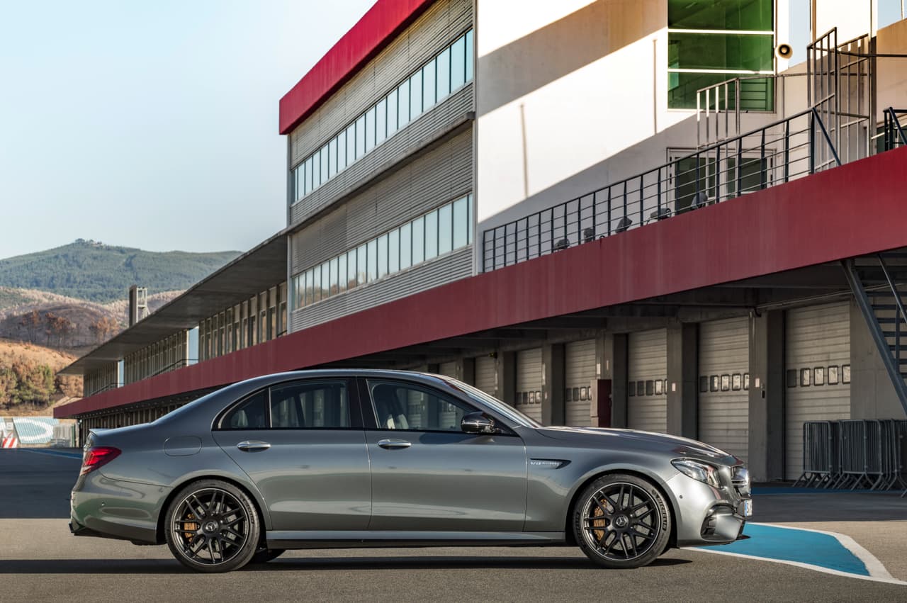 El debut mundial del Mercedes-AMG E63 2018 tendrá lugar el próximo 16 de noviembre de 2016 en el Auto Show de Los Ángeles, donde veremos también la edición especial 'Edition 1' que celebra la llegada del modelo tope de la línea Clase-E de Mercedes-Benz. Las primeras unidades de producción llegarán a los concesionarios durante el verano de 2017.
