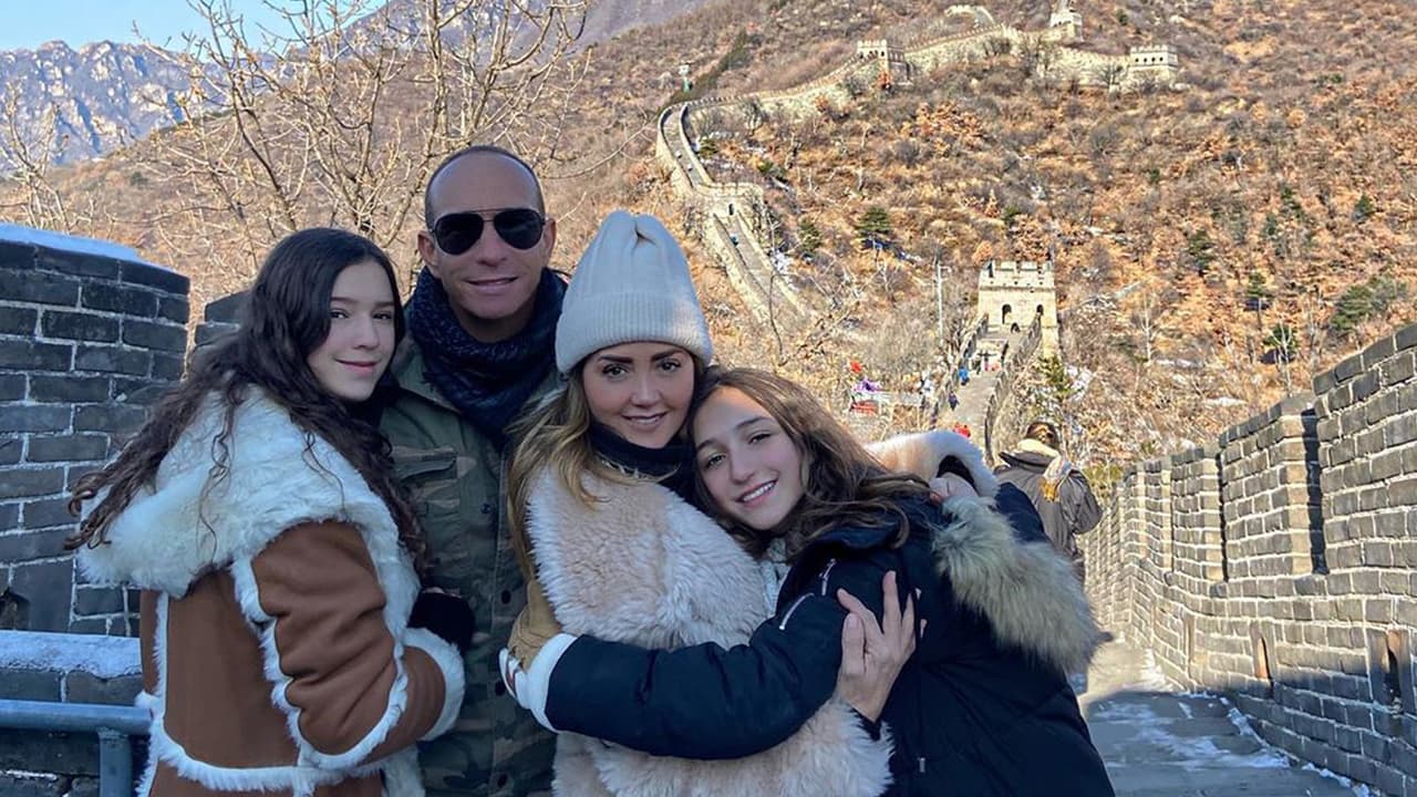La divertida forma en que Andrea Legarreta, Erik Rubín y sus hijas bajaron de La gran muralla China