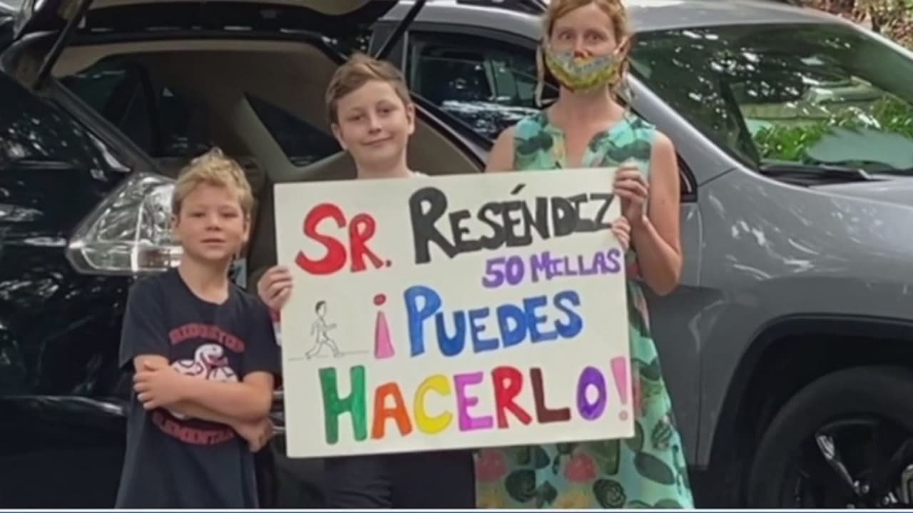 Un maestro hispano en Texas corre 50 millas en menos de ocho horas para recaudar dinero para sus alumnos