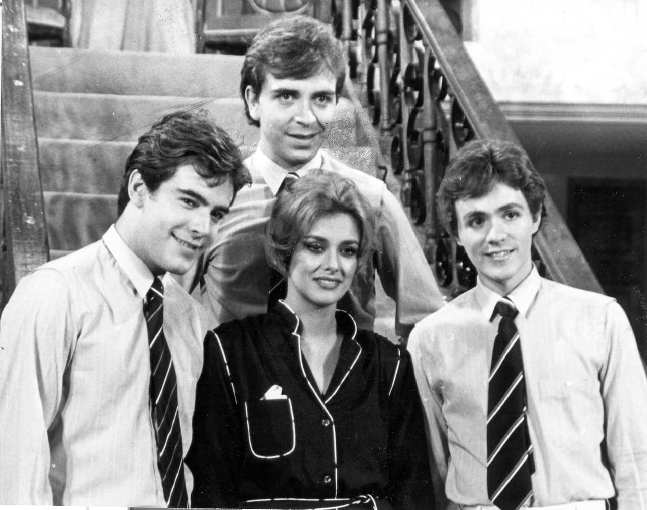 <b>Guillermo Capetillo</b>, 
<b>José Elías Moreno</b> y 
<b>Juan Antonio Edwards</b> eran los hijos del personaje de 
<b><a href="http://www.univision.com/temas/lucia-mendez">Méndez</a></b>, haciendo muy poco creíble este hecho.