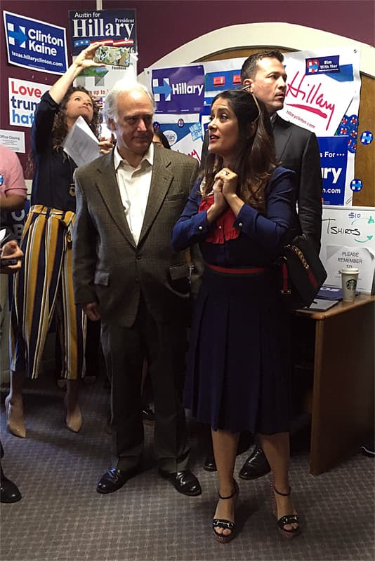 Salma Hayek en Austin promoviendo el voto a favor de Hillary Clinton