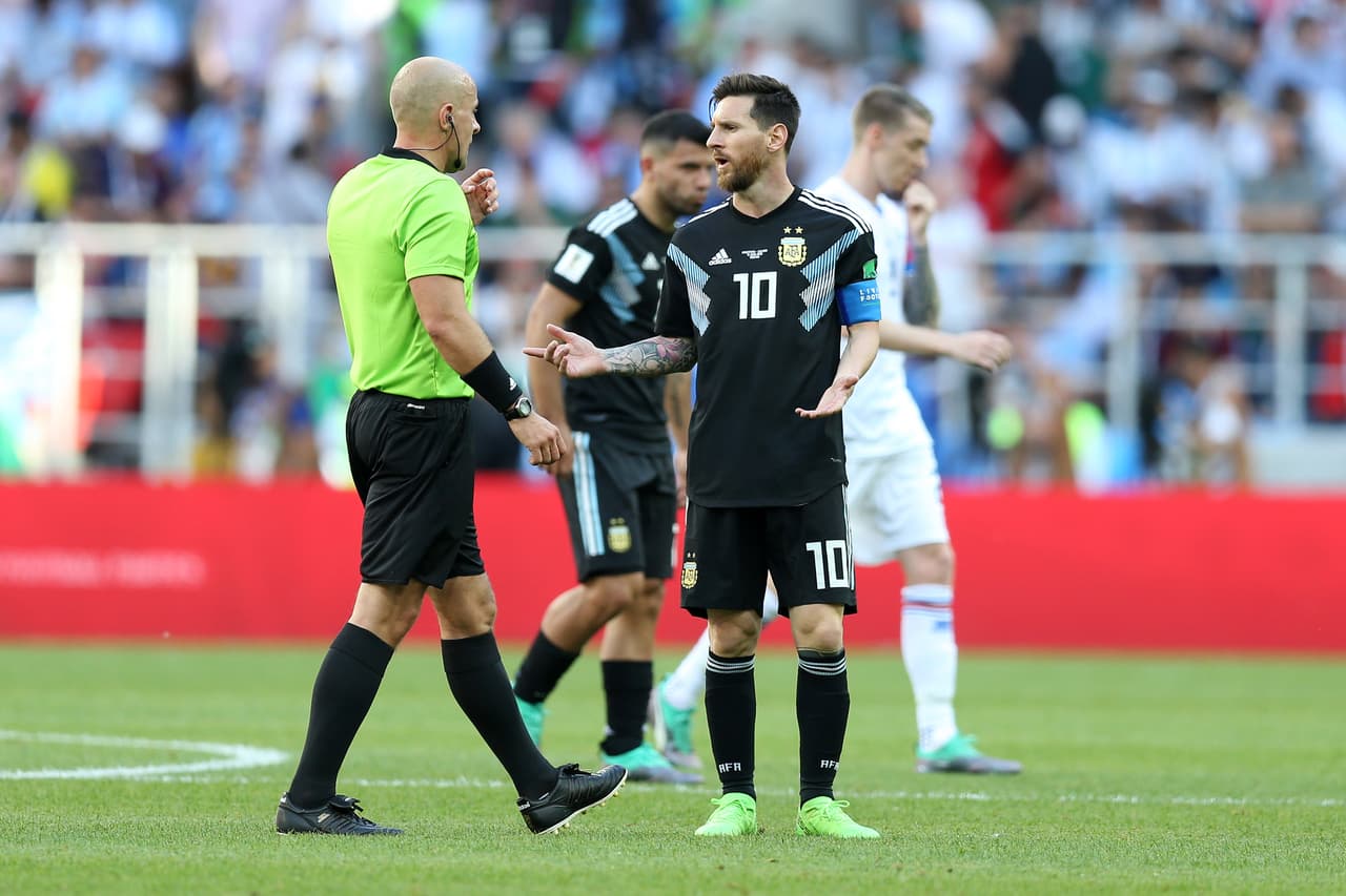 Al final del primer tiempo, se notó la impotencia de Argentina en los reclamos de su figura Lionel Messi al árbitro.