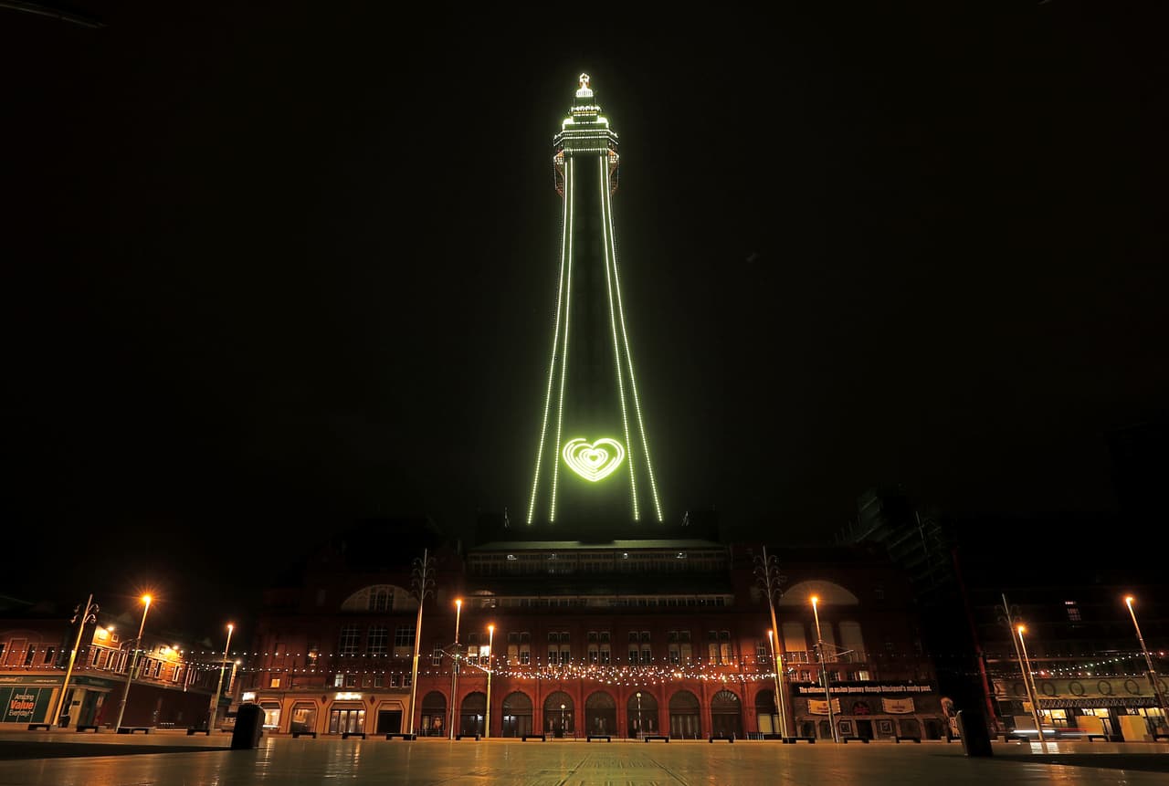 La torre Blackpool, en Lancashire, iluminada de amarillo. También fueron coloreadas con luz por el ‘Día Nacional de Reflexión’ el ‘Ojo de Londres’, la plaza Trafalgar, el estadio de Wembley, el Castillo de Cardiff, el Edificio Titanic de Belfast y las asambleas en todo el Reino Unido.