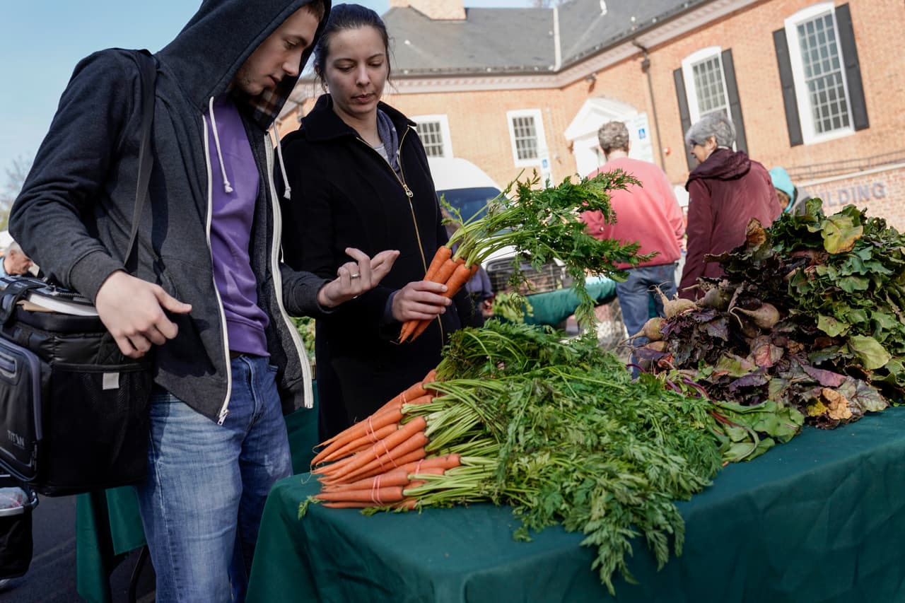 Mientras en los supermercados se observan largas filas y algunos estantes vacíos, los mercados agrícolas son otra opción para hacer las compras de comida fresca. La Asociación de Mercados Agrícolas de California 
<a href="http://www.cafarmersmkts.com/coronavirus-update-markets-are-open" target="_blank">recomienda que los vendedores y compradores tomen acciones</a> para 
<b>prevenir la posible propagación del coronavirus</b>. (AP/J. Scott Applewhite)