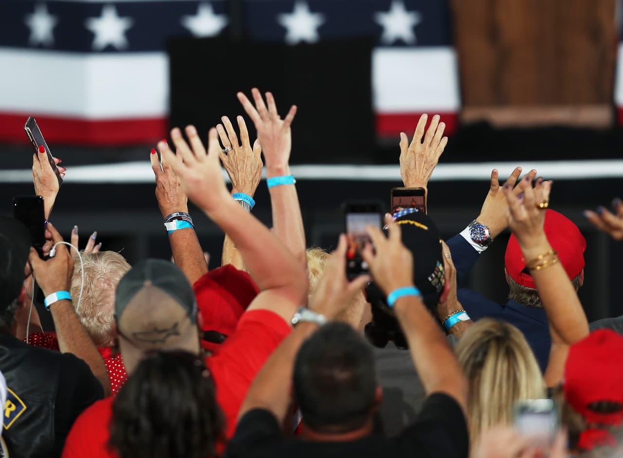 “Es grandioso estar de regreso en mi estado de residencia, Florida, para hacer mi regreso oficial a la campaña”, declaró Trump frente a miles de simpatizantes, que estaban de pie unos junto a otros y en su mayoría sin mascarillas, a pesar de la actual pandemia.