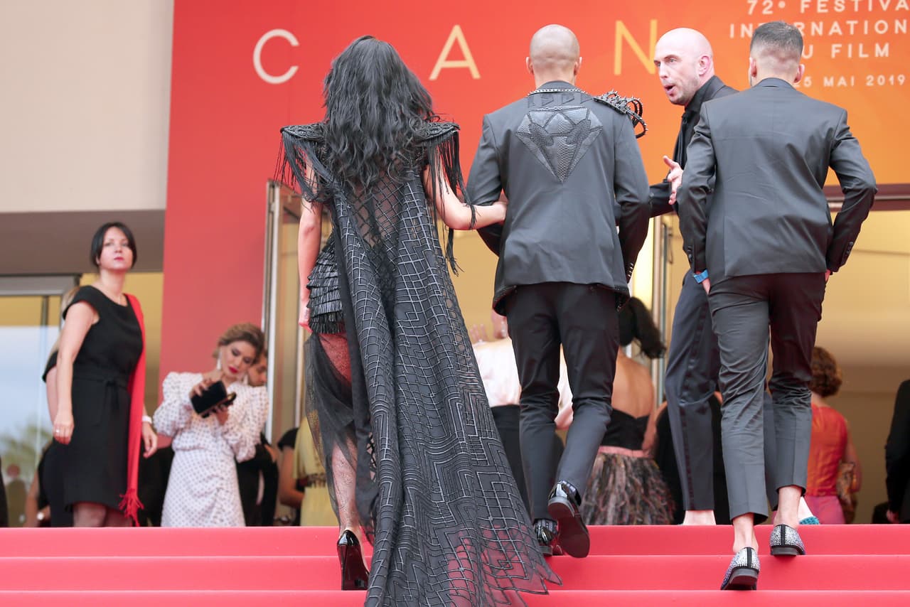 Caballerosamente, Meeks ayudó a su acompañante a subir las escaleras tras la sesión fotográfica.