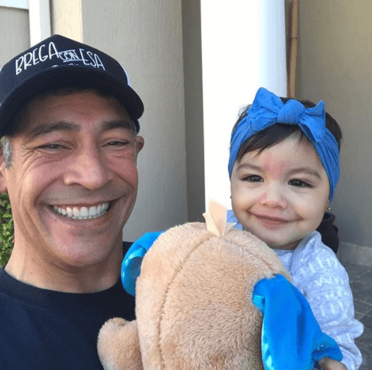 Con esta foto donde aparece con una sonrisa llena de orgullo, Johnny Lozada celebró los 8 meses de su nieta Amaia.
