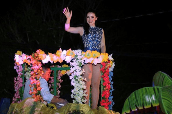 En uno de los carros del Comité del Carnaval, alusivo a Hawaii, desfiló la también conductora Ariadne Díaz. En el carro también se encontraban personas con discapacidad motriz.