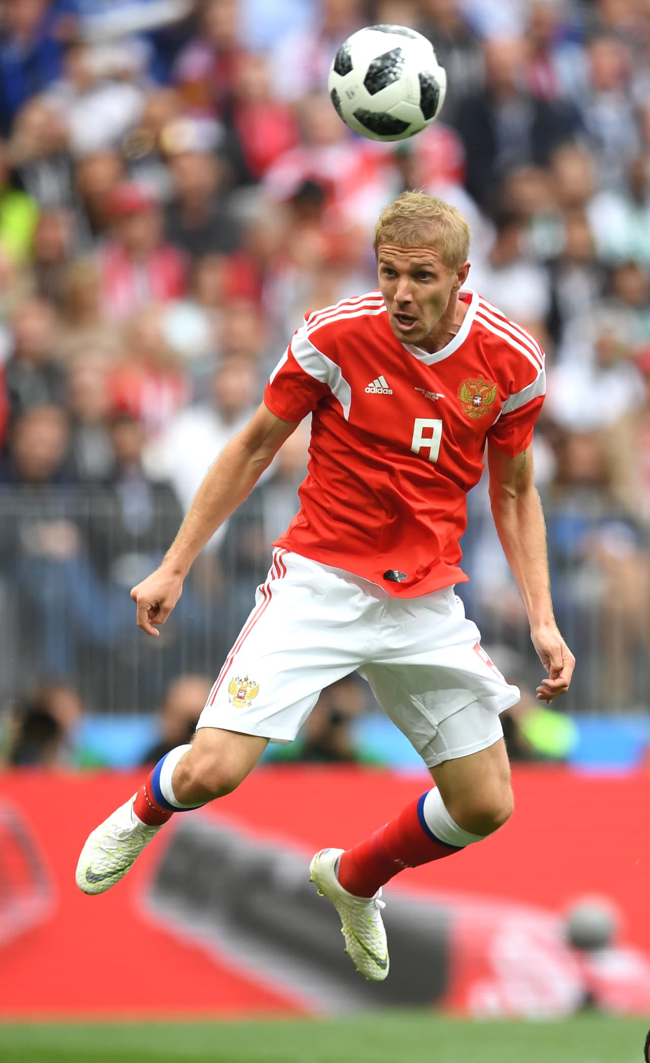 El ruso apenas dio un pequeño salto para empalmar el balón con su cabeza.