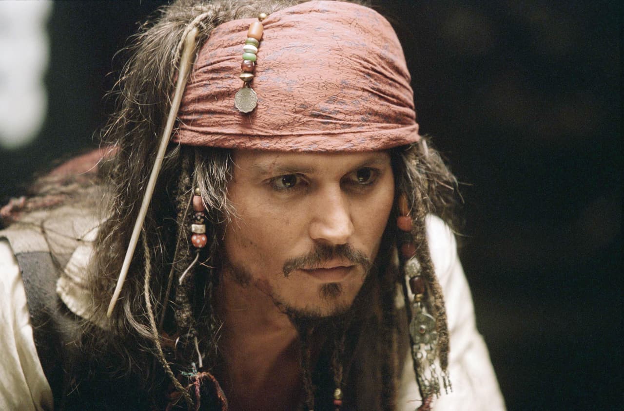 Solo Depp, Geoffrey Rush como Hector Barbossa y Kevin McNally como Joshamee Gibbs, han salido en todas las películas de ‘Piratas del Caribe’.