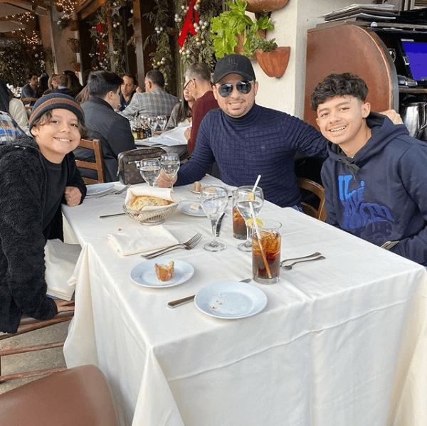 Larry Hernández tiene dos hijos más, Larry Jr. y Sebastián, de una relación anterior.