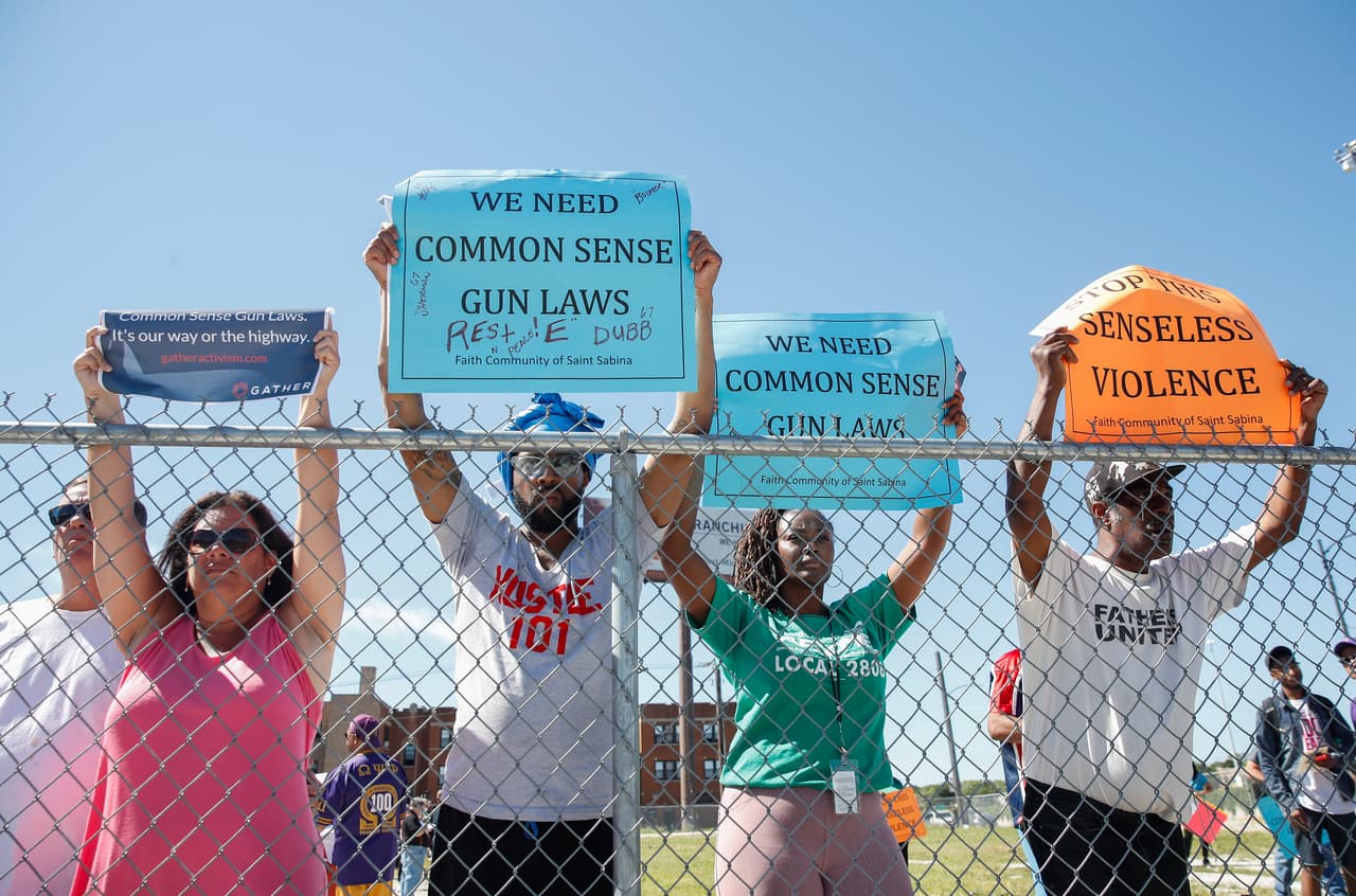 Algunos manifestantes apoyaron la protesta desde los puentes de la autopista.