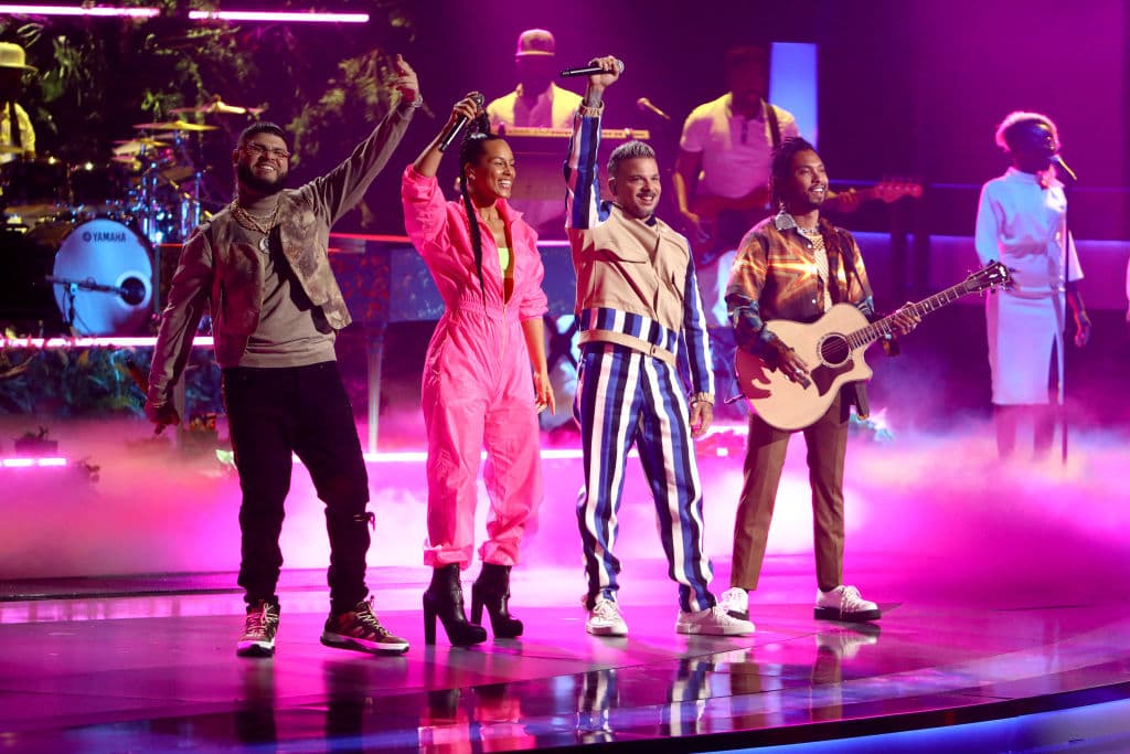 Finalmente, 
<b>Pedró Capó</b> se quedó con el gramófono de mejor grabación del año por 'Calma' y revalidó su premio con una gran entrega de la mano de 
<b>Farruko</b>, 
<b>Alicia Keys</b> y 
<b>Miguel</b>.