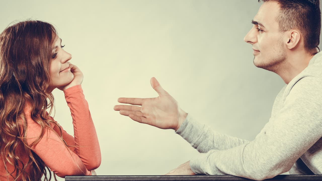 No es tiempo de quejas ni de culpas sino de echar adelante tus planes con entusiasmo y sin mirar hacia atrás. Aunque haya habido problemas, tal vez hasta pleitos o discusiones con otras personas, este momento no es para calentarse la cabeza con esas cuestiones sino echar tierra al asunto y lanzar la mirada hacia el futuro sin dejar de vivir el presente porque esta es precisamente tu realidad.