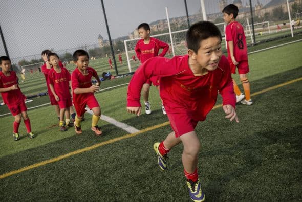 China pone sus esperanzas en estos niños futbolistas que entrenan en la academia de fútbol más grande del mundo.