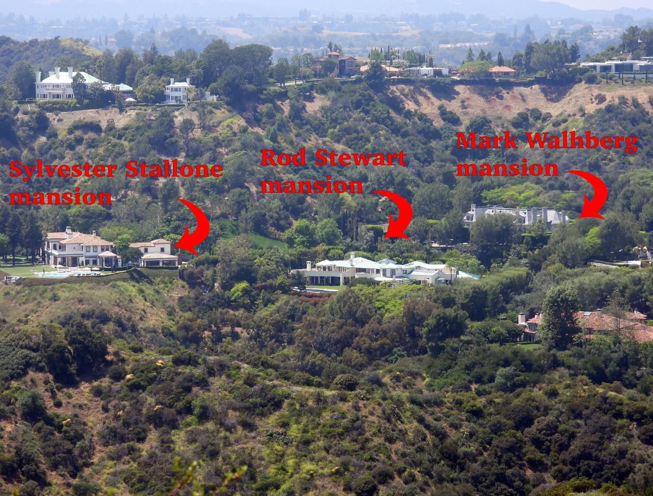 Desde la casa de los Sussex también se puede observar la residencia de Sylvester Stallone, con una piscina al aire libre; la de Rod Stewart, con una cancha de fútbol; y la de Mark Wahlberg.
<br>