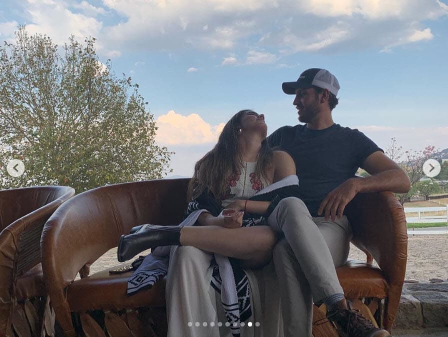 "Él me cocinó y le quedó riquísimo todo, cenamos delicioso. Después, entre velas, puso música y me pidió que bailáramos. Me dijo que estaba muy enamorado de mí… ¡y yo estaba babeando! En eso se puso de rodillas, 
<b>sacó el anillo y… ¡pum!</b>". 
<br>