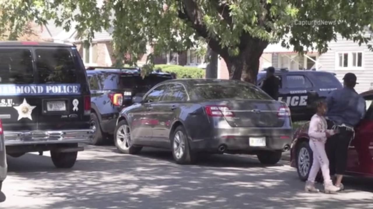 Aunque 
<b><a href="https://www.univision.com/local/chicago-wgbo/identifican-a-una-joven-latina-cuya-muerte-en-indiana-sigue-siendo-un-misterio-video">los vecinos de Alyssa Flores expresaron preocupación</a></b> cuando vieron tanto movimiento de la policía en el bloque 4000 de la avenida Towle, donde joven hispana vivía con su padre, tampoco a ellos se les informó qué pasó. Saben que murió, pero desconocen si fue un asesinato, un accidente, un problema de salud congénito o cualquier otro motivo.