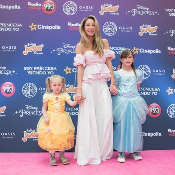 El 9 de julio la actriz publicó la última fotografía al lado de su esposo Gabriel Soto. Ese mismo día, escribió un mensaje especial para sus nenas: "Para después vestirse de princesas y estar orgullosas de ser como son. Sí, con tenis, calientitas y cómodas, no necesitan seguir estereotipos, son niñas. Eso es lo que queremos transmitir: son lindas, únicas y especiales siendo ellas mismas".
