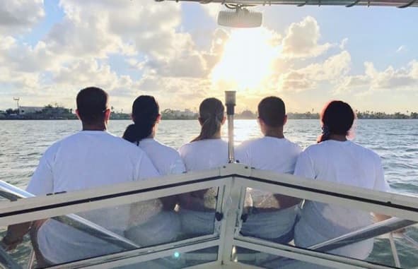 Dayanara Torres, en compañía de su familia, da el último adiós a su padre con estas palabras: "Hoy mis hermanos y yo nos vamos de la Isla en Paz y con la satisfacción de haber cumplido el deseo de nuestro Papá...". La imagen fue tomada en Cataño, Puerto Rico.