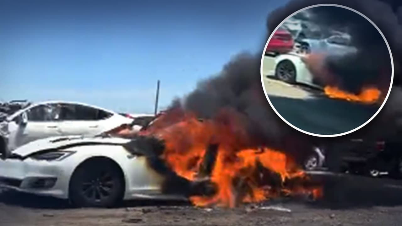 Mira las maniobras que bomberos de Sacramento Metro Fire realizaron en un depósito de autos para sofocar el incendio que destruyó un Model 3 de Tesla, luego de que se incendió sin una causa aparente.