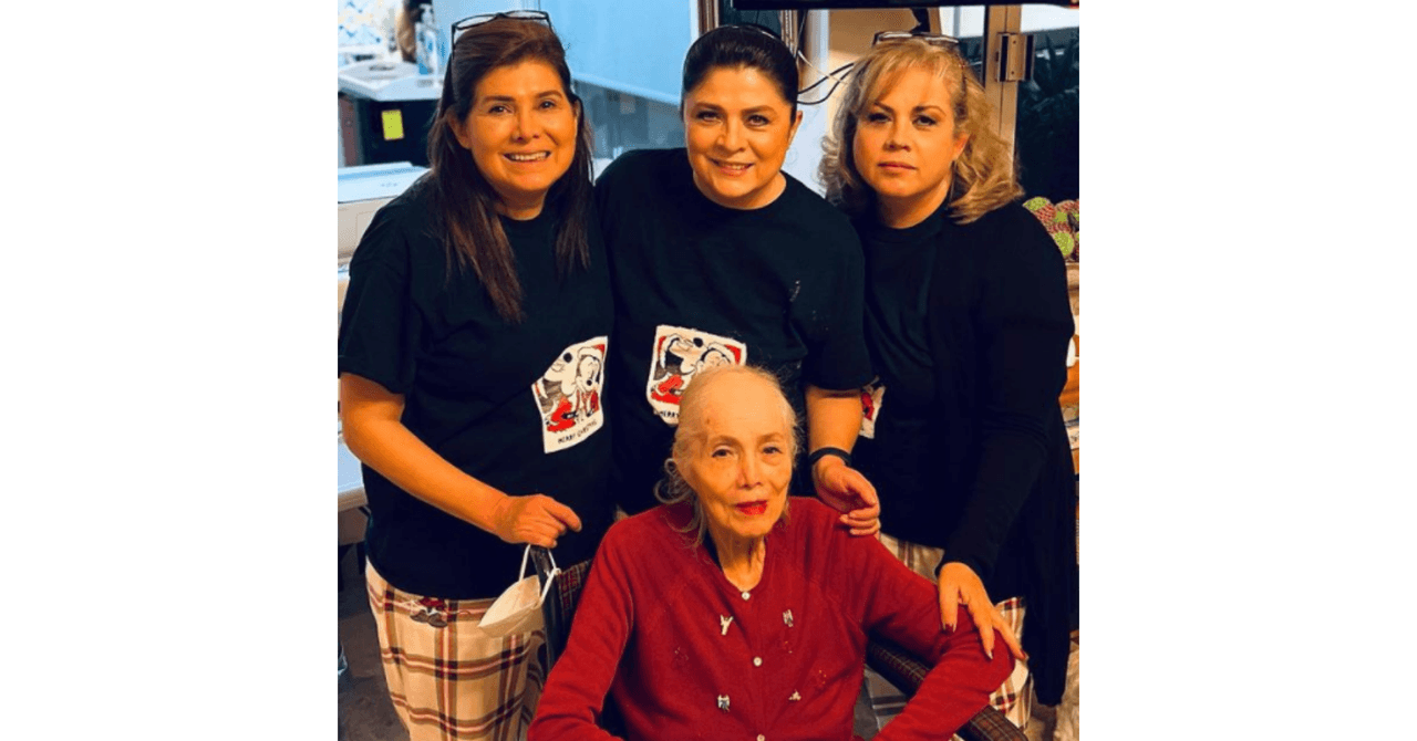Victoria Ruffo con su mamá y hermanas